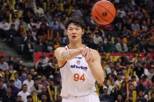 攻防俱佳!王哲林15中10砍下24分17板 罚球6中4