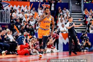 依旧是顶级外援!弗格9记三分球狂轰36分4板3助