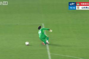 太会来事了！王大雷开球裁判鸣哨，大雷直接顺势倒地一摔