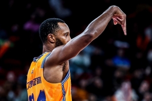 很佩服卢伟指导的用兵 弗格状态好就一直用他 上海最具冠军相