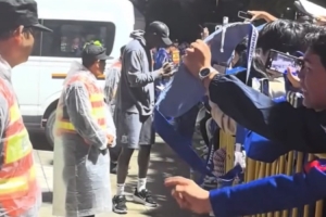 实力宠粉！申花新外援盖伊赛场外给球迷签名，5场贡献2球1助攻