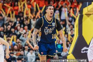 双拳能敌四手!广东仅双外援出战 奎因&麦考尔合计27中18轰50分