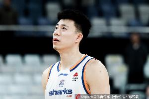 关键时刻边线发球直接扔出界外!张镇麟出战34分钟10中2得4分3板