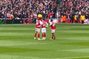 这是咋了?昨日比赛期间,阿森纳球员不断安慰苏维门迪