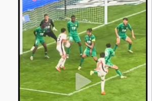 媒体人晒图：蓉城扳平球是打在廖力生离开身体的手臂上，变向进的