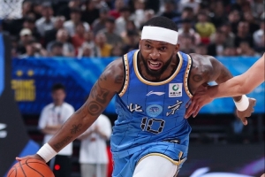 手感冰凉！杰曼半场5中0一分未得 正负值-8