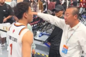 这…昨晚赛后李添荣欲与场边球迷击掌 遭北京主场工作人员拦截