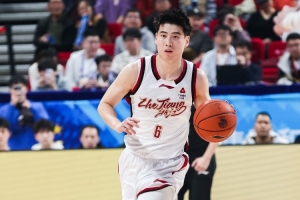 关键时刻走步违例！程帅澎7中6拿17分 三分3中3