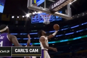 闲庭信步！布朗尼抢断反击一条龙 滞空躲闪拉杆换手上篮打中