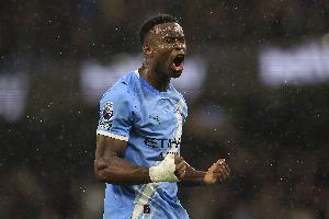 攻防俱佳！格伊4项数据位居场上球员之首：传球数、拦截数在列