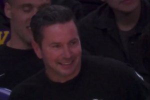 笑啥呢？雷迪克赛前一直微笑！湖媒：从没见他赛前这么高兴过！