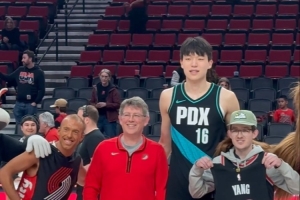 常规赛收官！杨瀚森把球衣送给从1971年就开始支持球队的老球迷