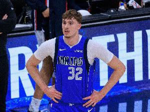 新秀赛季结束！独行侠官方：弗拉格左脚踝扭伤 下半场退赛