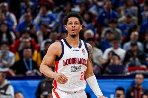 火力全开！威金顿15中9砍半场最高23分外加4板3助 三分4中2