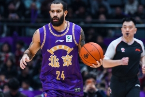 攻防真滴稳!里勒半场出战16分钟 7中5&三分3中3砍15分3助2断