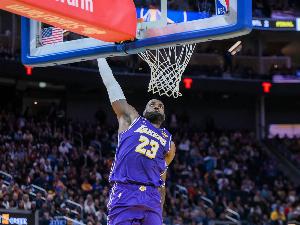 生涯场均20+5+5赛季次数:詹姆斯23次断档领先 第二名仅10次