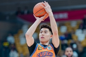 媒体人:球员和场边朋友互动很正常 工作人员又推又搡真的不应该