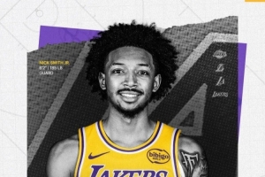 征战季后赛!湖人官方晒照宣布正式签下小尼克·史密斯