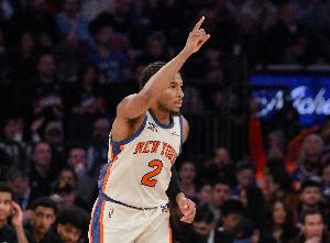 今天我当家！尼克斯主力缺阵 麦克布莱德半场12中7砍两队最高18分