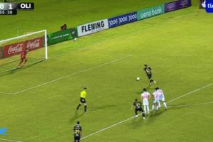 活久见！巴拉圭联赛球员罚点被扑，对方解围击中其脸部后皮球入网