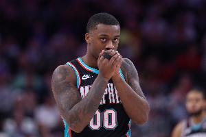 下半场哑火！怀特黑德21中11砍26分 上半场22分&下半场4中1仅2分