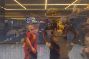 诺坎普VIP区域可透过玻璃观看球员通道，亚马尔与朋友打招呼