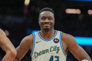 还能跟着弟弟混吗?字母哥哥本赛季场均1.4分0.9板 三分命中率0%