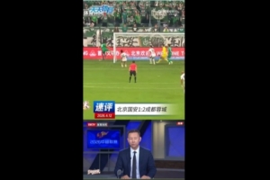 天天体育嘉宾表态:踢完就俩字不服,十几分钟人数就不该是均势