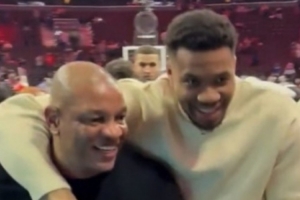 心情不错?美媒:收官战之后 字母和老里勾肩搭背 说笑着一起离场