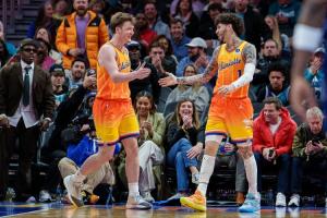 三球出手全是三分~轰5记三分赛季272记追平 随后克尼佩尔再进一球