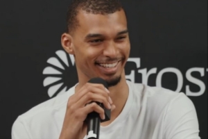 被夸得哈哈笑!文班秀心算能力 记者:你数学确实很棒