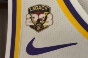 第23个赛季收官战！詹姆斯今日球衣有第23个赛季和legacy的补丁