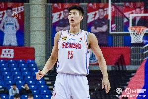 效率很高！李玮颢半场7中6贡献12分 正负值+8