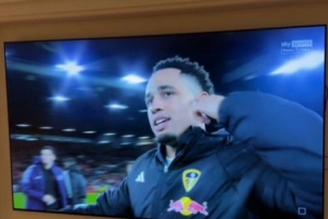 哈兰德社媒晒观看曼联vs利兹联照片，他与奥卡福是昔日队友