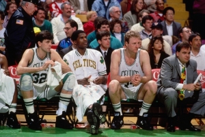 绝杀球给乔丹还是伯德？帕里什：远投给伯德 中距离给乔丹