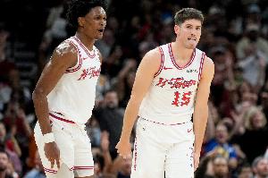 斯通:谢泼德打出远超预期的表现 他和阿门都还有很长的成长之路