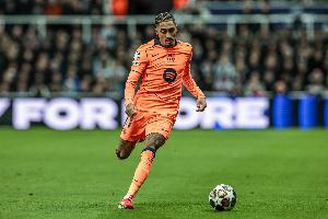 世体:巴萨全队飞抵马德里备战欧冠,拉菲尼亚库巴西同机抵达