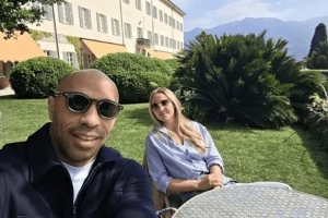 悠闲假期!亨利与妻子现身意大利科莫湖放松身心