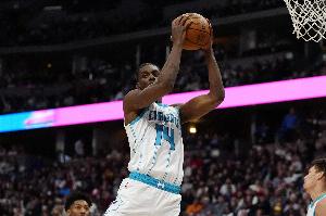 兢兢业业!迪亚巴特5中4得到8分1助1帽 狂抢15篮板&8个前板