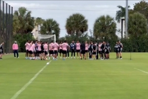 记者：迈阿密国际新帅奥约斯今早对球员发表讲话，贝克汉姆也在场