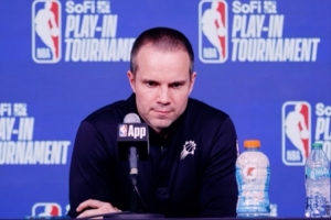 【完整版】太阳主帅:格林出手时机不错 但霍勒迪的干扰很出色