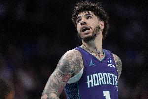 媒体人：三球对阿德巴约的动作无疑越界了 主裁出现了严重失误