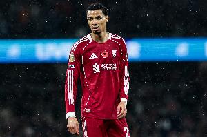 ESPN:埃基蒂克似乎扭伤了右脚踝 门德斯则伤情不明但无需搀扶