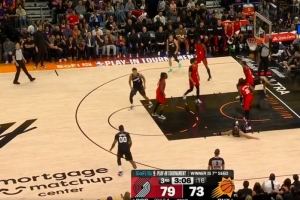 强硬！狄龙冲击内线 对抗防守抛投命中追到4分