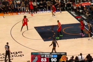 大场面先生！狄龙外线开炮三分轰进 太阳打出11-2领先10分