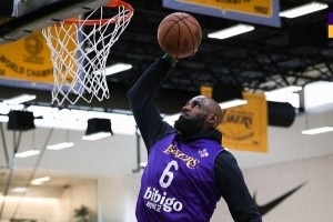 全力备战G1!湖人官推晒今日训练照 詹姆斯领衔