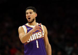 专注得分！布克首节6投4中得到了全队最高的12分 没篮板没助攻