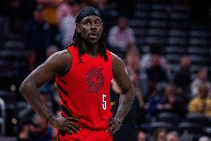 季后赛首轮对马刺 朱·霍勒迪：我们得回去看比赛录像了