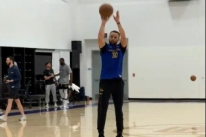 既快又准!库里训练中两分钟内连续飙中36记三分 出手弹无虚发