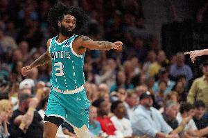 黄蜂主帅：科比·怀特入队后作用巨大 他再次证明了自己